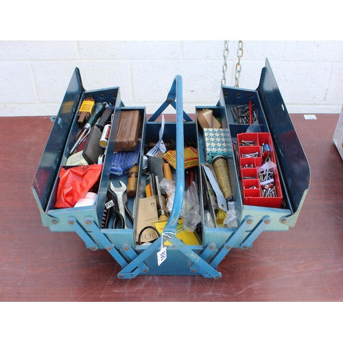 890 - Cantilever tool box and contents