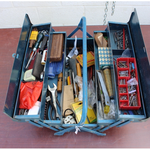 890 - Cantilever tool box and contents