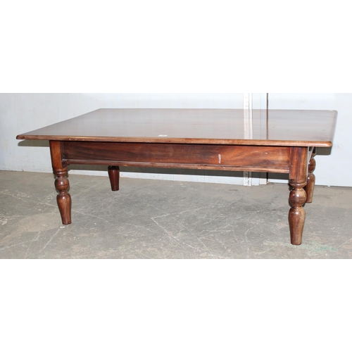 43A - A large 20th century mahogany coffee table on turned legs