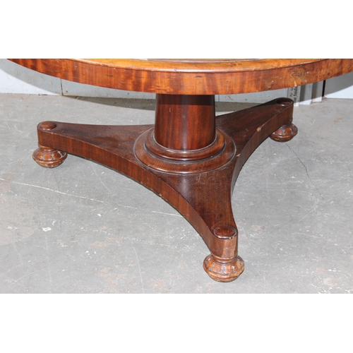 21 - A large Victorian mahogany tilt topped breakfast table on pedestal base