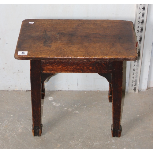 46 - A small antique oak table or stool standing on spade legs