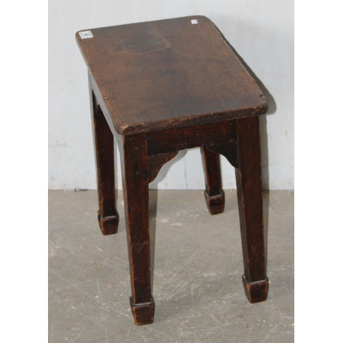 46 - A small antique oak table or stool standing on spade legs