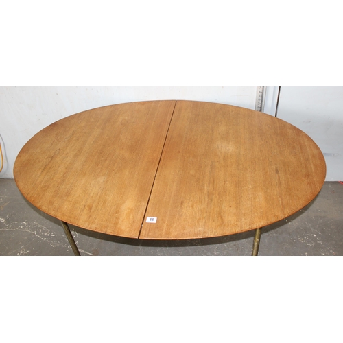 58 - John and Sylvia Reid for Stag, an S Range mahogany oval extending dining table with extra leaf stand... 