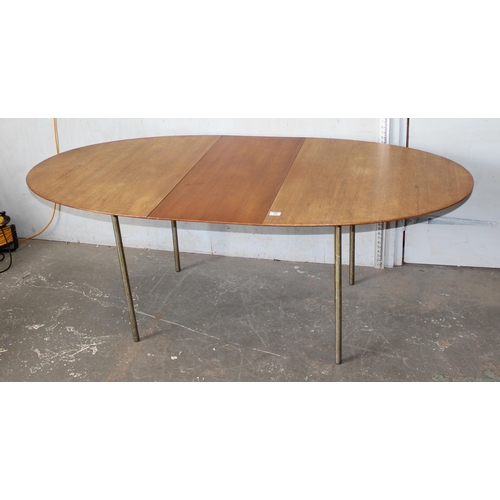 58 - John and Sylvia Reid for Stag, an S Range mahogany oval extending dining table with extra leaf stand... 