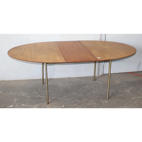 58 - John and Sylvia Reid for Stag, an S Range mahogany oval extending dining table with extra leaf stand... 