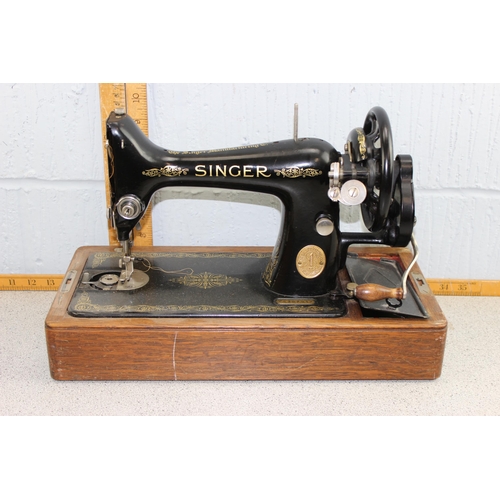 852 - Singer sewing machine in wooden case