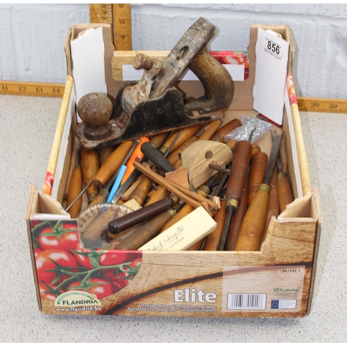 856 - Qty of assorted woodworking tools, mainly small chisels and a Stewart Spiers plane