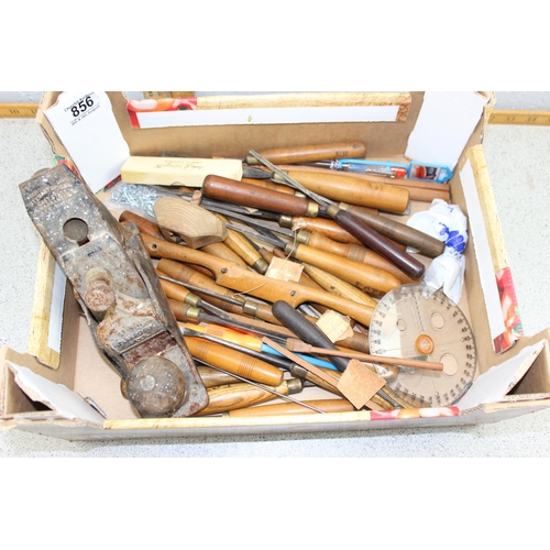 856 - Qty of assorted woodworking tools, mainly small chisels and a Stewart Spiers plane