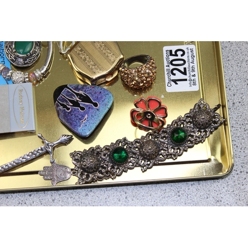 1205 - Qty of assorted costume jewellery, mainly brooches, some silver,