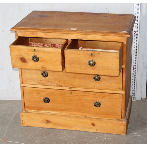 72 - A Victorian 2/2 pine chest of drawers