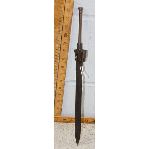 1005 - An unusual folding bayonet, unmarked