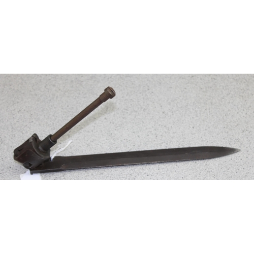 1005 - An unusual folding bayonet, unmarked