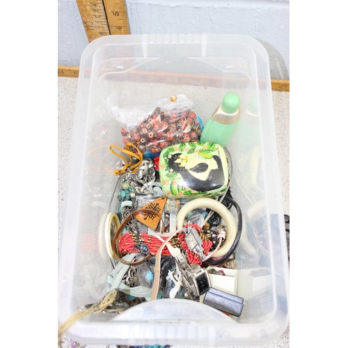 1211 - Qty of assorted costume jewellery, approx 2.6kg gross