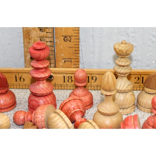 1508 - Carved wooden chess set in box, complete