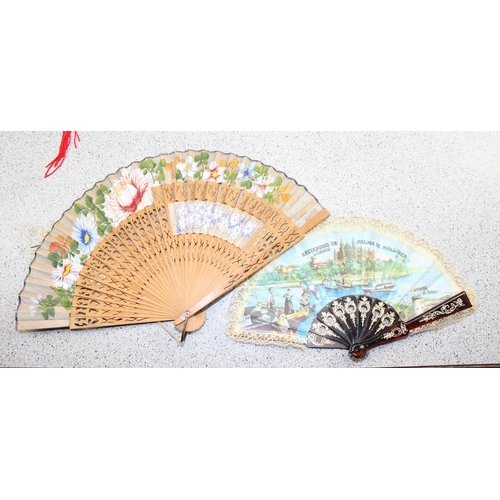 1726 - 12 vintage folding hand fans