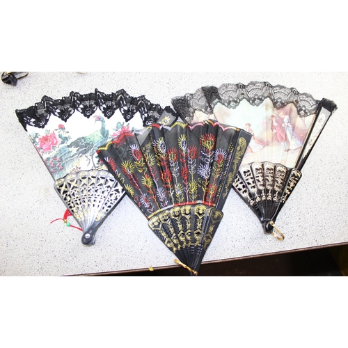 1726 - 12 vintage folding hand fans