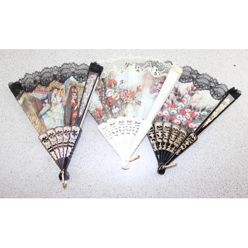 1726 - 12 vintage folding hand fans