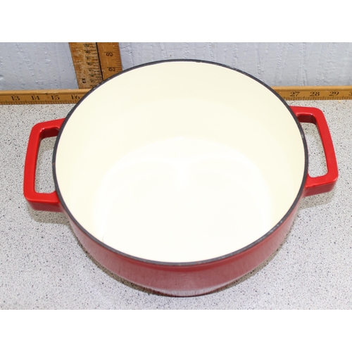 1735 - A Pyrex cast iron cooking pot with lid, red