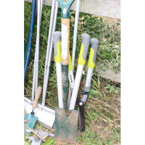 339 - A large qty of assorted garden tools