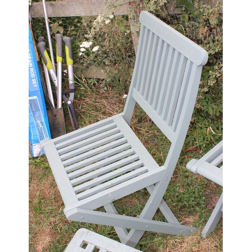 341 - A pair of green painted wooden garden chairs and a lattice topped wooden table (3)