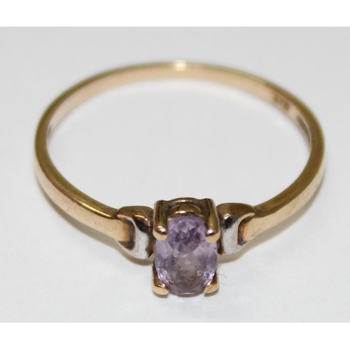 1221 - 9ct gold and Amethyst ring, approx size O & 1.1g gross