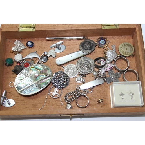 1226 - Quantity of silver and white metal jewellery to include mother of pearl handled pen knives