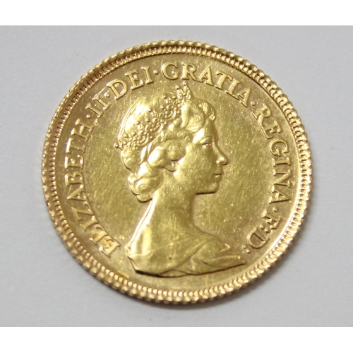 1303 - Queen Elizabeth II 1982 gold half sovereign coin