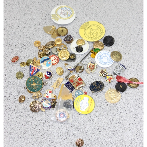 1015 - Small qty of military related buttons and badges etc, many Royal Navy etc etc