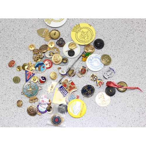 1015 - Small qty of military related buttons and badges etc, many Royal Navy etc etc