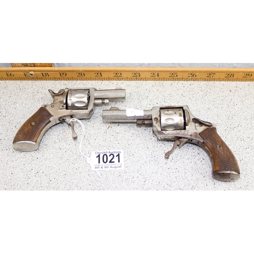 1021 - A vintage starting pistol and a revolver, both with parts missing