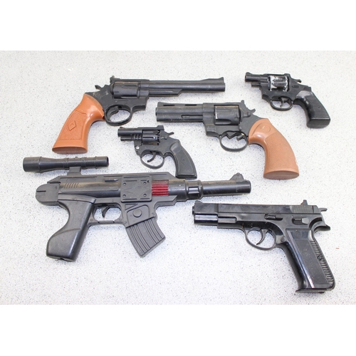 1517 - 9 vintage toy guns, cap guns etc etc