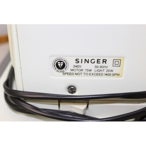 873 - Singer 507 sewing machine in case