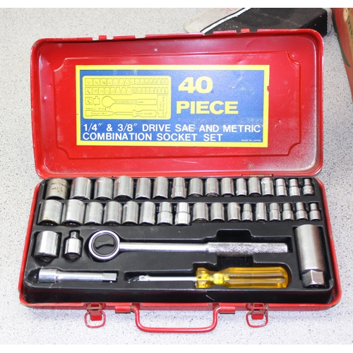 880 - Mixed tools to inc socket set