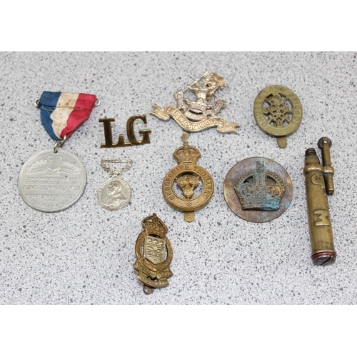 1025 - Quantity of cap badges to include a trench art lighter and a miniature bravery in the field medal et... 