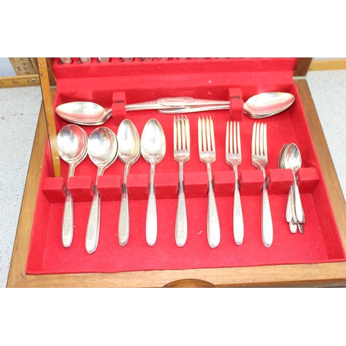 1146 - Vintage silver plated canteen of cutlery in wooden box