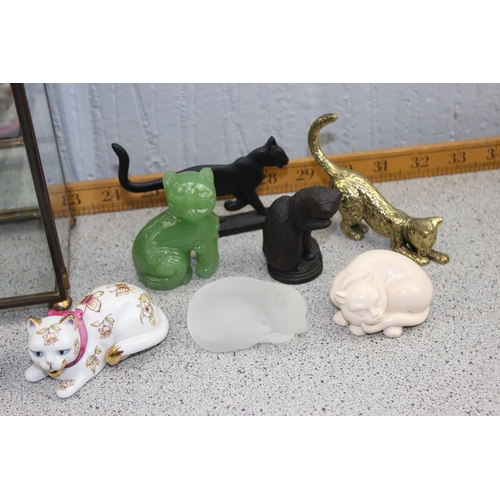 1646 - 15 Franklin Mint Curio Cabinet Cats figures with display cabinet and all with paperwork