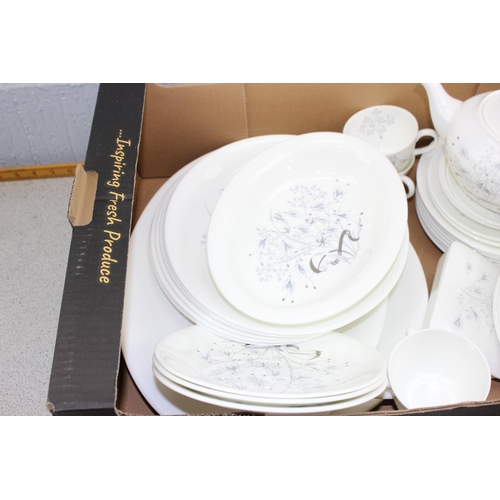 1798 - Wedgwood floral pattern part tea and dinner service