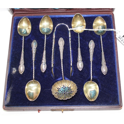 1130 - Silver spoon set in box to include sifter spoon and tongs, Birmingham 1900 by William Devenport, app... 