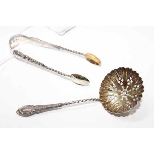 1130 - Silver spoon set in box to include sifter spoon and tongs, Birmingham 1900 by William Devenport, app... 