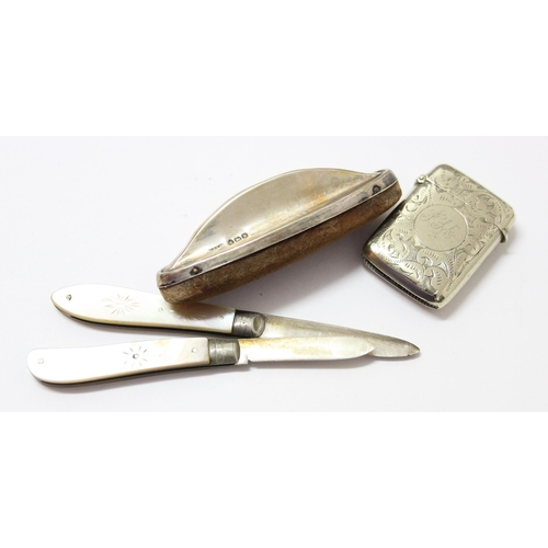 1136 - Silver mounted nail buffer, 2 mother of pearl handled pen knives - various dates and makers & a whit... 