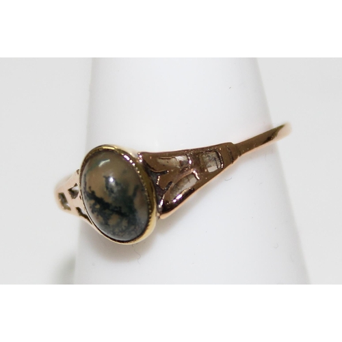 1238 - 9ct gold ring set with moss agate cabochon, approx size N