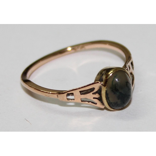 1238 - 9ct gold ring set with moss agate cabochon, approx size N