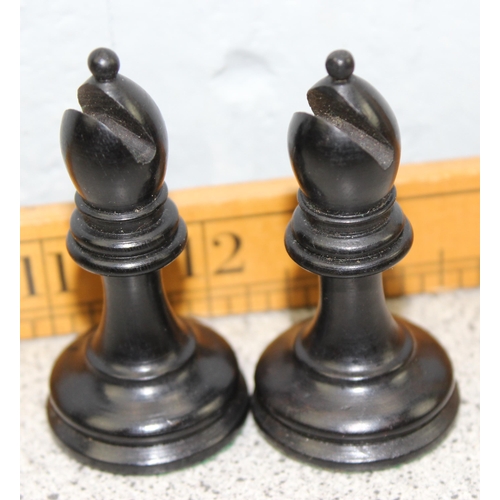 1531 - A Jaques Staunton pattern boxwood & Ebony chess set in original mahogany box with partial label, kin... 