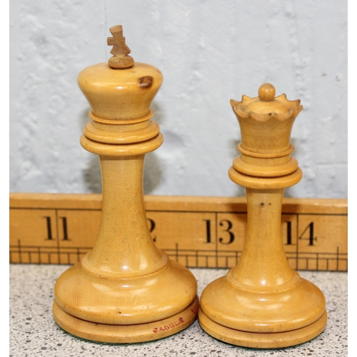 1531 - A Jaques Staunton pattern boxwood & Ebony chess set in original mahogany box with partial label, kin... 