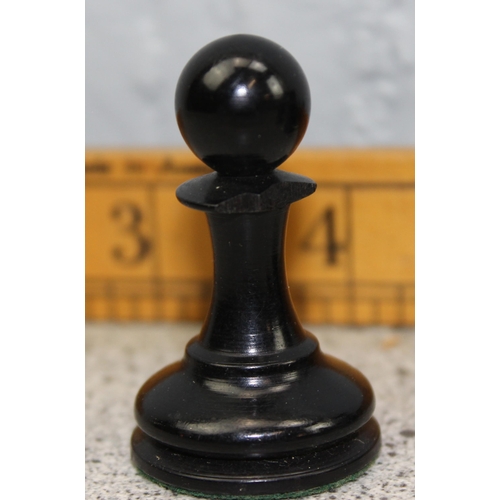 1531 - A Jaques Staunton pattern boxwood & Ebony chess set in original mahogany box with partial label, kin... 