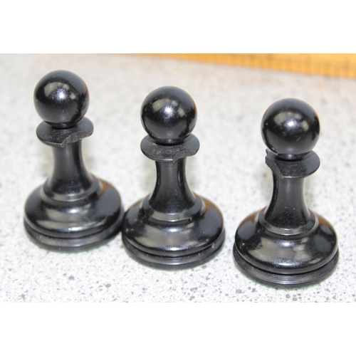 1531 - A Jaques Staunton pattern boxwood & Ebony chess set in original mahogany box with partial label, kin... 