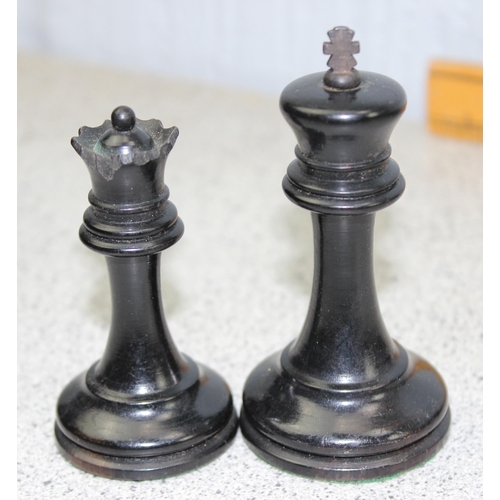 1531 - A Jaques Staunton pattern boxwood & Ebony chess set in original mahogany box with partial label, kin... 