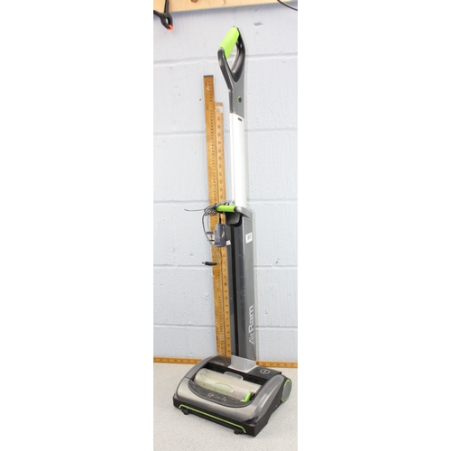 805 - G Tech Air Ram vacuum with charger