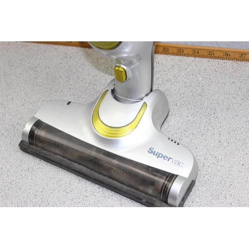 806 - Morphy Richards vacuum with charger