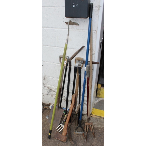 381 - 11 assorted garden tools